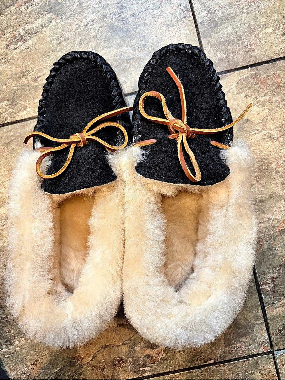 Minnetonka Alpine Sheepskin Moccasin Slippers Black & Cream US 8